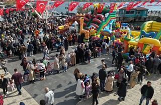 Gemlik’te 23 Nisan Coşkusu Meydanlara Taştı